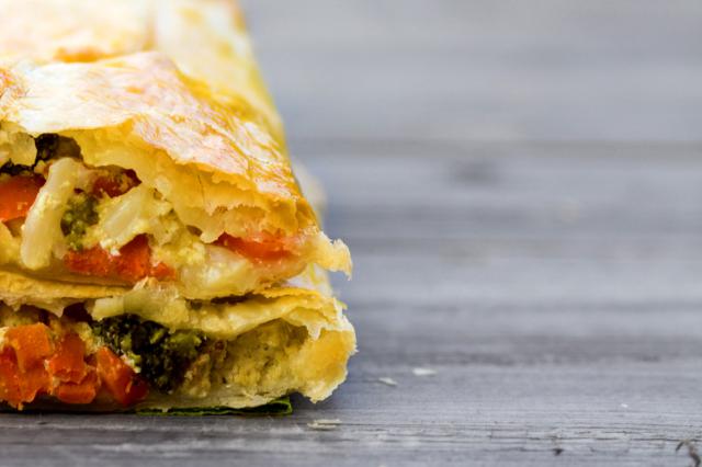 Gemüsestrudel verfeinert mit geräuchertem Bio-Tofu, knackigem Gemüse und zartschmelzendem Käse