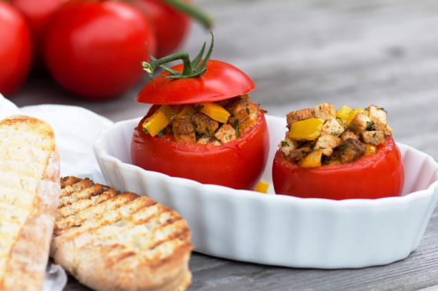 Gefüllte Tomaten mit Bio-Tofu Basilikum und Paprika