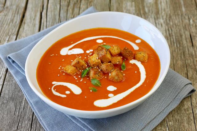 Orientalische Tomatensuppe mit Basilikum-Tofu-Croutons