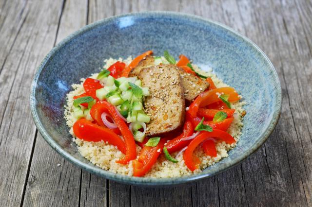 Bowl mit gebratenem Bio Tofu Mediterran, Gurken-Minze-Topping, marinierten Grillpaprika und Gewürz-Couscous