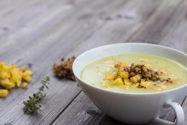 Kartoffelcremesuppe mit Bio-Knuspertofu