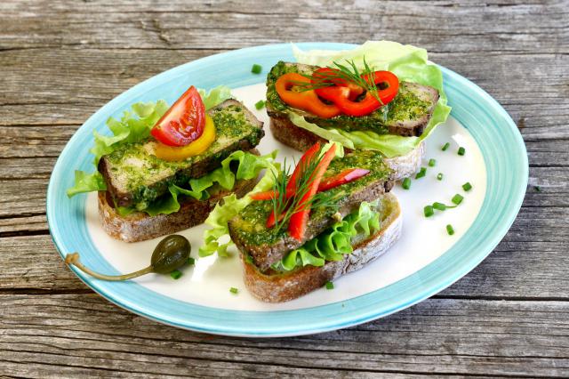 Crostini mit geräuchertem Bio-Tofu mariniert in Salsa Verde