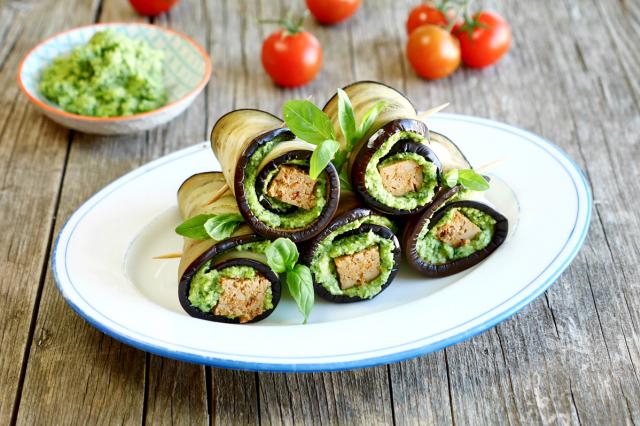 Melanzani-Röllchen mit Bio-Tofu und Basilikum-Cashew-Füllung